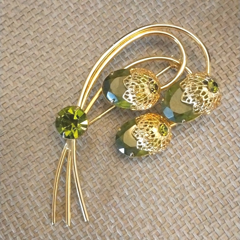 Sarah Coventry signed green and gold brooch Touch Of Elegance
